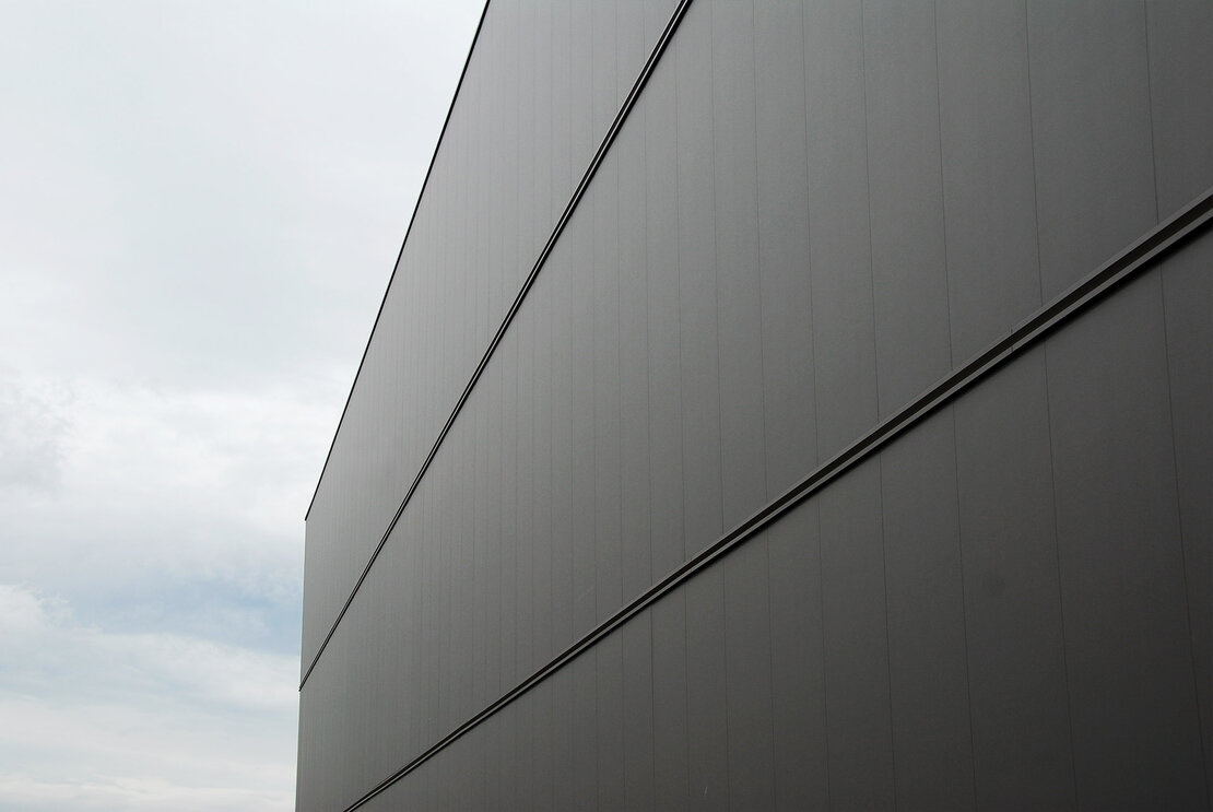 Detail der Fassadenverkleidung mit Baubreite 915 mm und ebenen Pflaum Typ FI-0 Paneelen