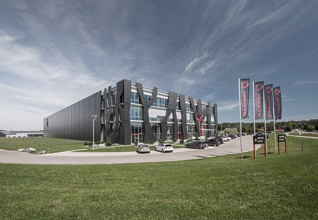 Logistikzentrum und Outlet-Store Wolfertschwenden mit Sandwichfassade und Glasfront