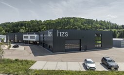 Frontansicht der Sandwichfassade der Produktionshalle mit Bürogebäude in Sulzbach/Laufen