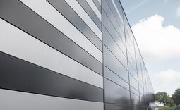 Fassade mit microprofilierter Oberfläche der Sandwichpaneele in Sonderfarbton ähnlich RAL 7021 Schwarzgrau + Farbton ähnlich RAL 9006