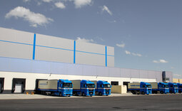 Gebäudeseite der Ladezonen des Logistikzentrums Memmingen mit Sandwichfassade in Farbton Sky Perla 15B4