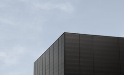 Fassadenecke des Logistikzentrums mit horizontal verlegten Roma Typ M Paneelen