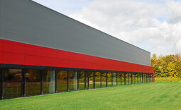 Produktionszentrum Waldenburg mit Aluminium Wellprofil Typ 18-76 und Glasfront