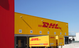 Laderampen des Logistikzentrums Herbolzheim mit Fassade in Sonderfarbton NCS S-580-Y10R