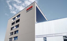 Fassade mit vertikal verlegtem Stahl Designprofil PT Design Block 40-745 und integrierten PV-Elementen