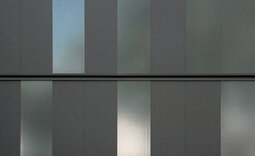 Detailansicht der wechselnden Oberflächen der Fassadenpaneele