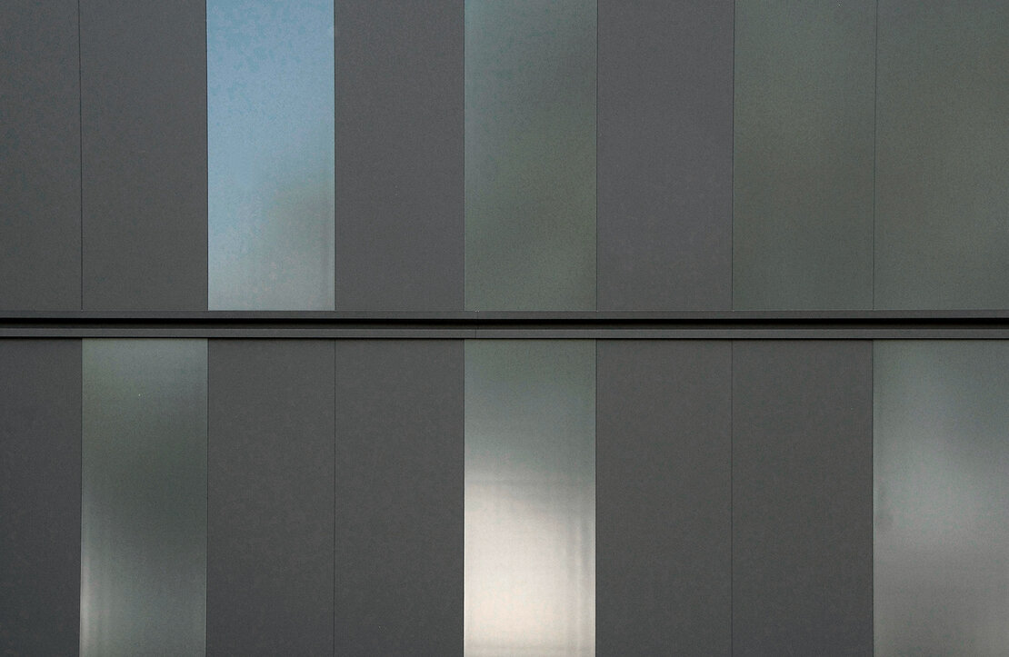 Detailansicht der wechselnden Oberflächen der Fassadenpaneele