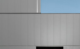 Fassade des Logistikzentrums mit Pflaum Typ FI-0 Paneelen in Sonderfarbton