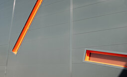 Detail der Sandwichfassade mit Baubreite 1.000 mm und stranggepresster Aluminium-Lisene