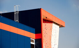 Fassadenverkleidung des Sportzentrums mit Pflaum Typ P2 Paneelen in Sonderfarbton ähnlich RAL 5020 Ozeanblau
