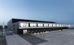 Logistikzentrum Magdeburg mit moderner Sandwichfassade und Glasfront