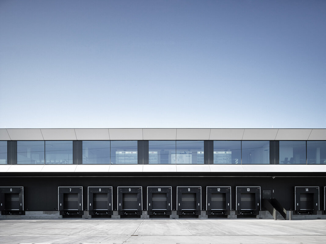 Logistikzentrum Magdeburg mit moderner Fassadenkonstruktion und großen Fenstern