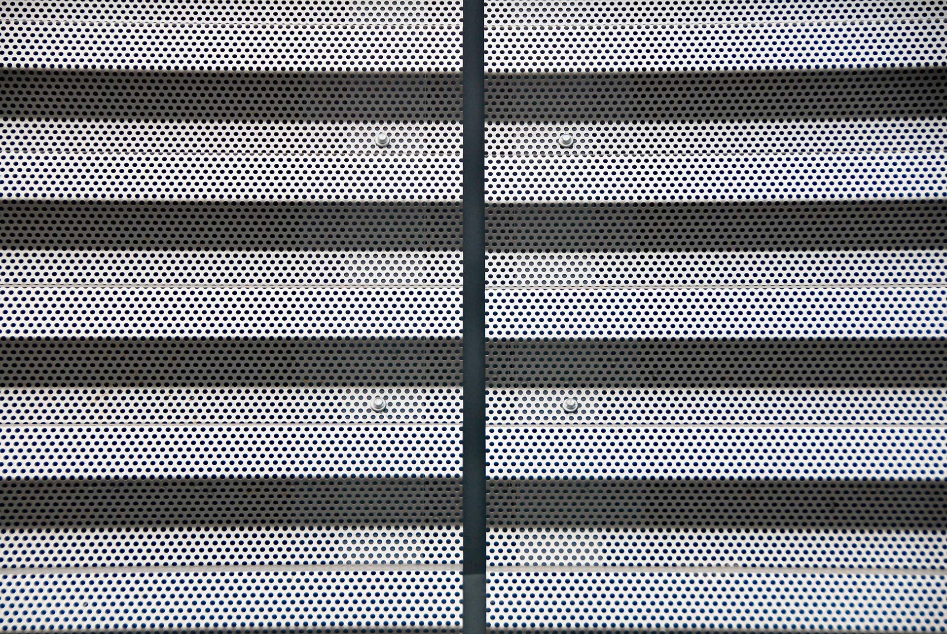 Detailansicht der vollgelochten Trapezprofile Typ 45-150 an der Fassade