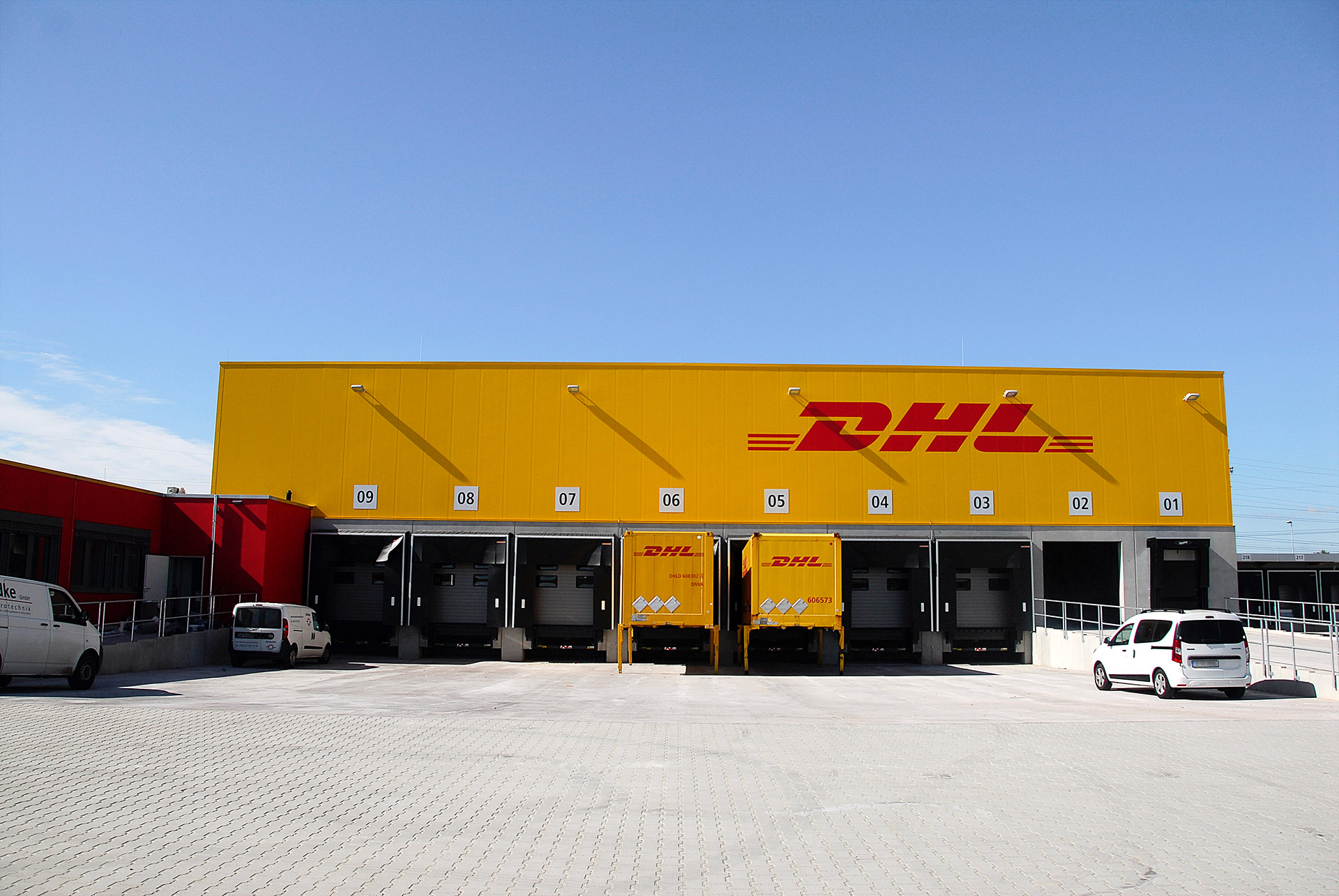 Fassade des Logistikzentrums mit horizontalen Paneelen in Sonderfarbton