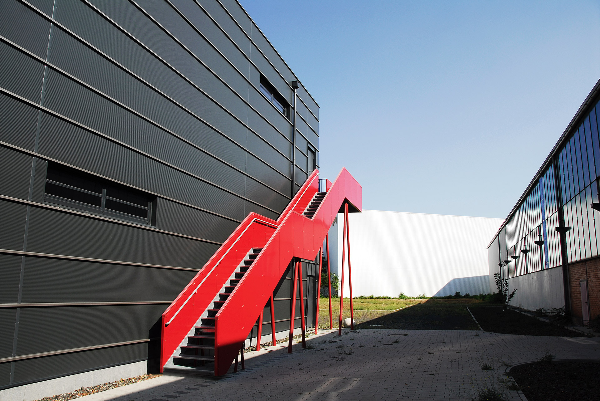 Bürogebäude Mannheim mit moderner Fassadenverkleidung und roter Außentreppe