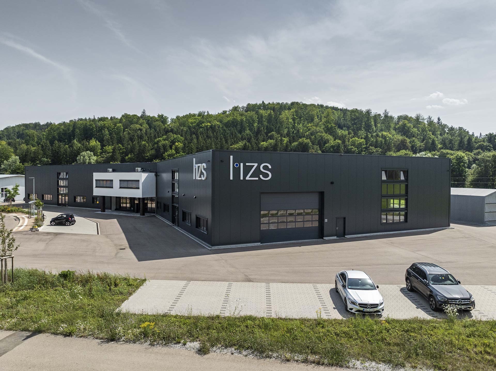 Frontansicht der Sandwichfassade der Produktionshalle mit Bürogebäude in Sulzbach/Laufen