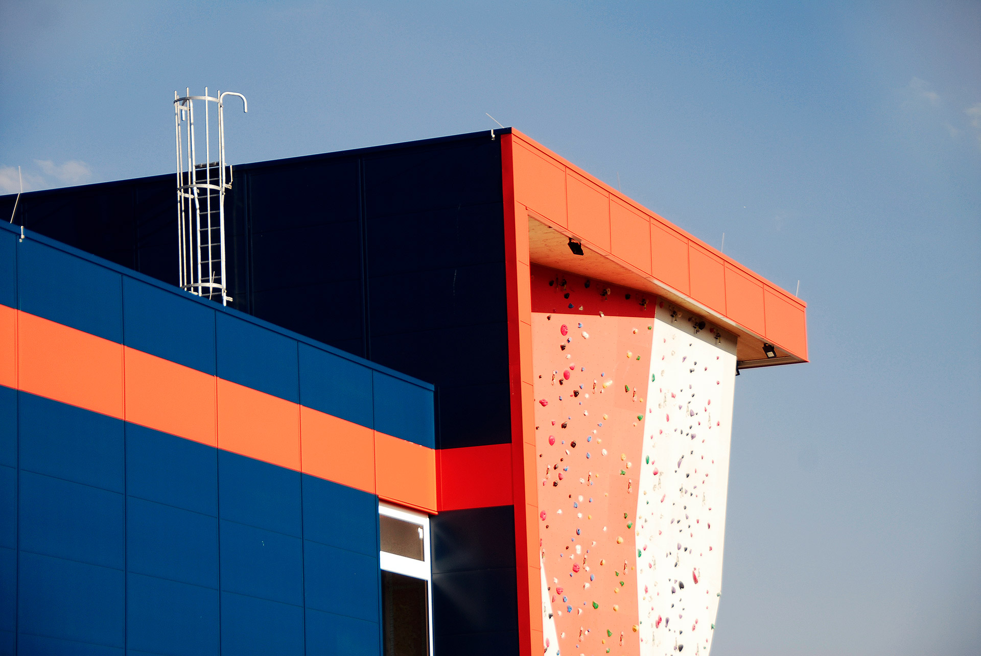 Fassadenverkleidung des Sportzentrums mit Pflaum Typ P2 Paneelen in Sonderfarbton ähnlich RAL 5020 Ozeanblau
