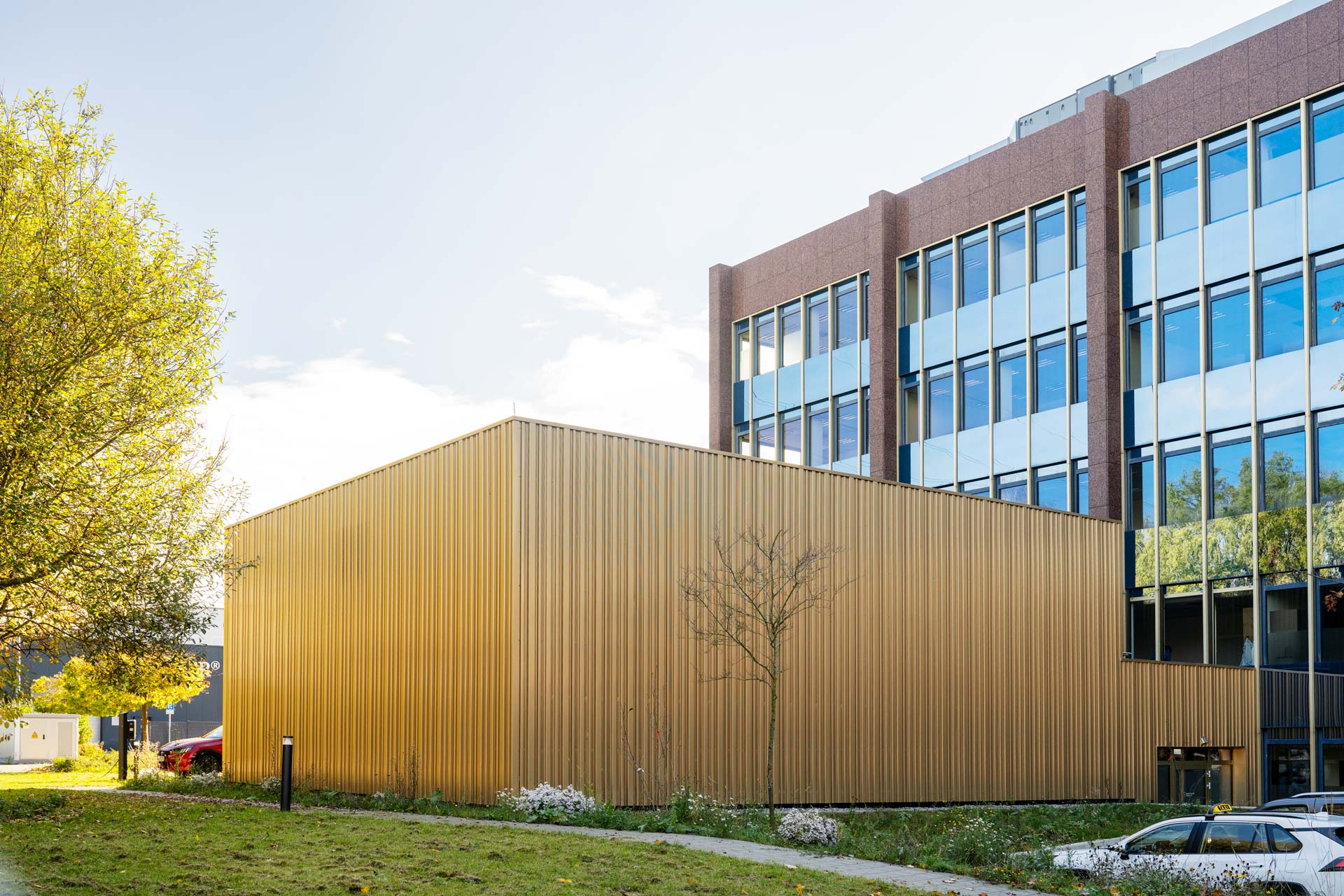 Therapiezentrum Sindelfingen mit Aluminium Designprofil PT Design Individuell 50-597 in Gold Brushed